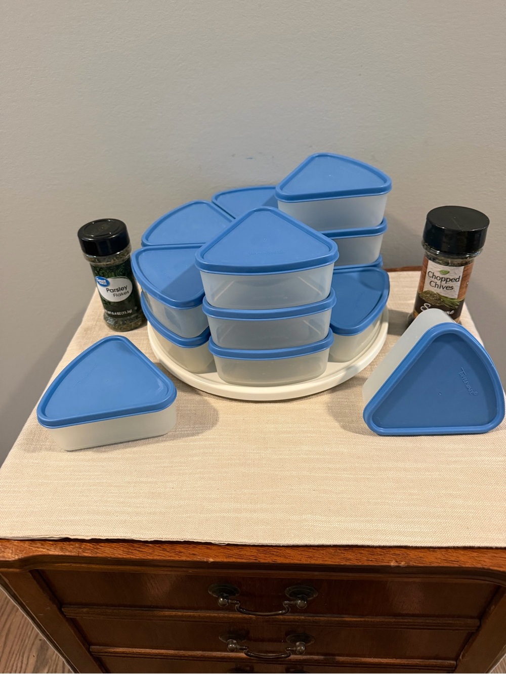 Tupperware Spice Containers Triangular W/ Carousel 15